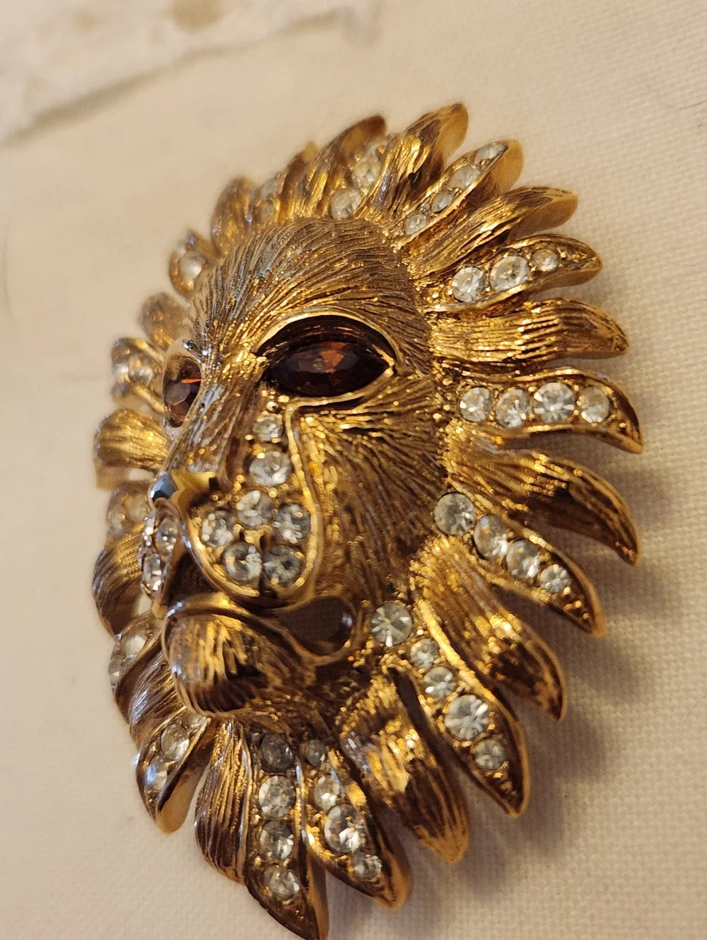 Vintage Attwood & Sawyer Lion Head Crystal Pin Brooch EUC Rhinestone Gold Tone